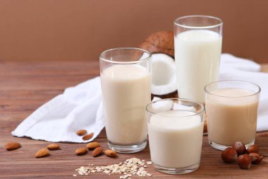 Masada farklı türde sebze sütü var. Hindistan cevizi, yulaf ezmesi, fındık, badem sütü. Vejetaryen sütü.