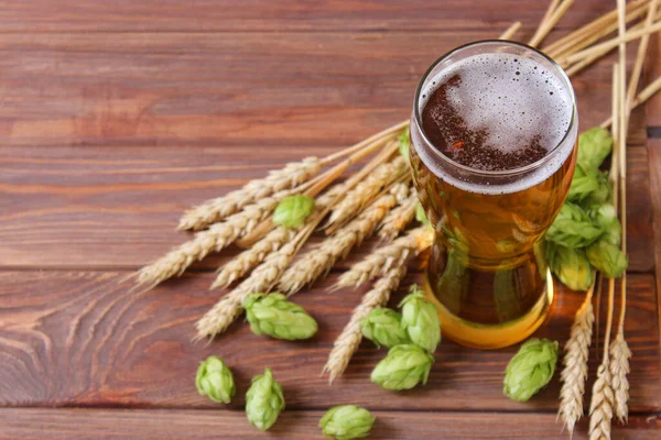 Bier Weizen Und Hopfen Auf Dem Tisch — Stockfoto