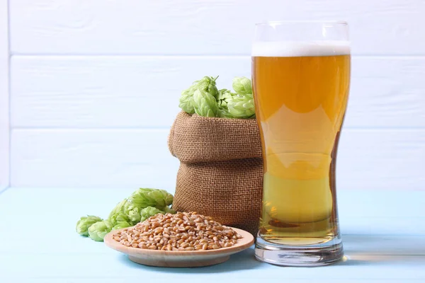 Bier Weizen Und Hopfen Auf Dem Tisch — Stockfoto
