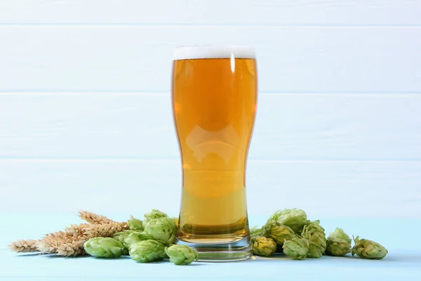 Cerveza Trigo Lúpulo Sobre Mesa —  Fotos de Stock