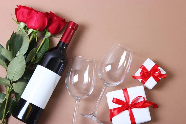 Rotwein Herzen Rote Rosen Und Geschenke Auf Farbigem Hintergrund Von — Stockfoto