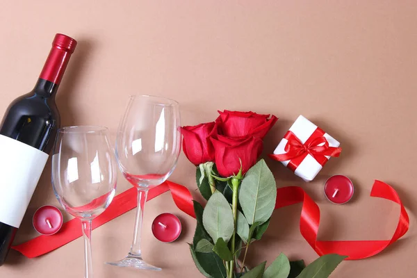 Κόκκινο Κρασί Καρδιές Κόκκινα Τριαντάφυλλα Και Δώρα Έγχρωμο Φόντο — Φωτογραφία Αρχείου