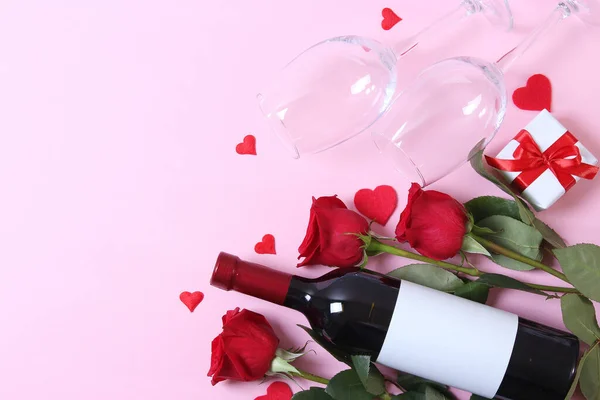 Rotwein Herzen Rote Rosen Und Geschenke Auf Farbigem Hintergrund Von — Stockfoto