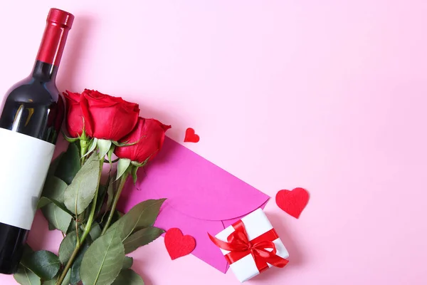 Rotwein Herzen Rote Rosen Und Geschenke Auf Farbigem Hintergrund Von — Stockfoto