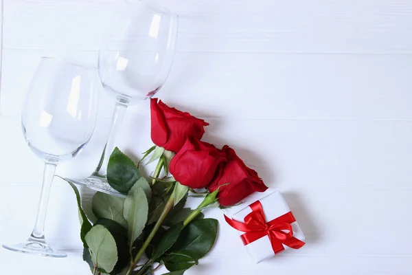 Червоне Вино Серця Червоні Троянди Подарунки Кольоровому Тлі Вид Зверху — стокове фото
