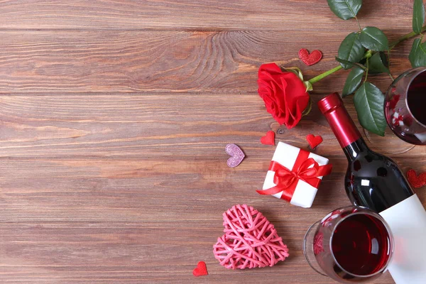Κόκκινο Κρασί Καρδιές Κόκκινα Τριαντάφυλλα Και Δώρα Έγχρωμο Φόντο — Φωτογραφία Αρχείου