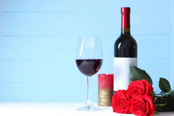 Rotwein Und Rosen Auf Dem Tisch Hintergrund Zum Valentinstag Ein — Stockfoto