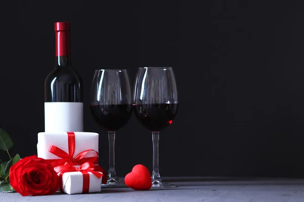 Rotwein Und Rosen Auf Dem Tisch Hintergrund Zum Valentinstag Ein — Stockfoto