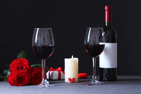 Rode Wijn Rozen Tafel Valentijnsdag Achtergrond Een Galadiner Voor Twee — Stockfoto