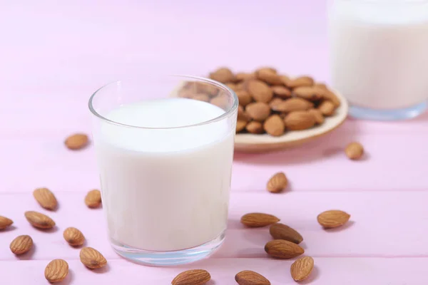 Mandel Mjölk Och Mandel Bordet Vegetabilisk Mjölk Vegetarisk Mjölk — Stockfoto