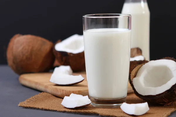 Mléko Polámané Kokosy Stole Zeleninové Mléko Vegetariánský Nápoj — Stock fotografie
