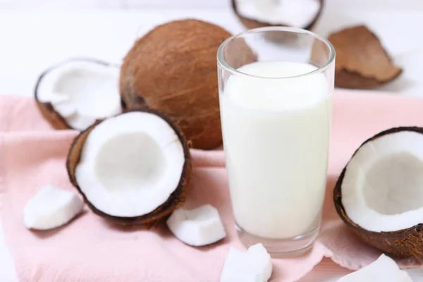 Mléko Polámané Kokosy Stole Zeleninové Mléko Vegetariánský Nápoj — Stock fotografie