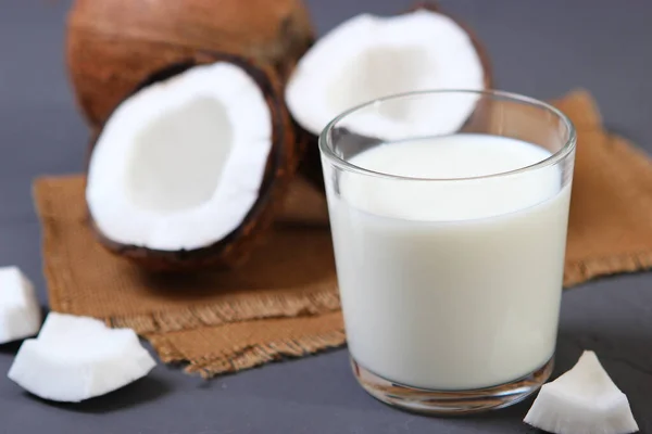 Milch Und Zerbrochene Kokosnüsse Auf Dem Tisch Pflanzenmilch Ein Veganes — Stockfoto