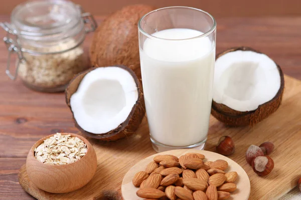 Diferentes Tipos Leche Vegetal Sobre Mesa Coco Avena Avellana Leche —  Fotos de Stock