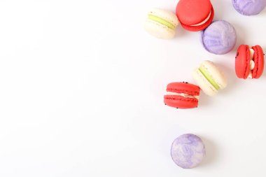 Beyaz arka planda badem kurabiyesi..