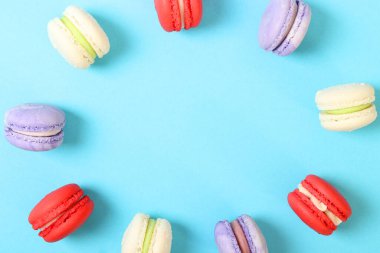 Renkli arka planda badem kurabiyesi..