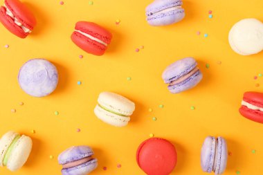 Renkli arka planda badem kurabiyesi..