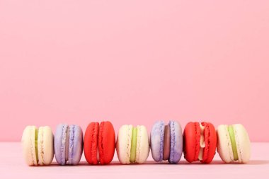 Renkli arka planda badem kurabiyesi..