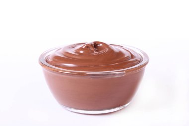 Beyaz üzerine izole edilmiş çikolata ezmesi