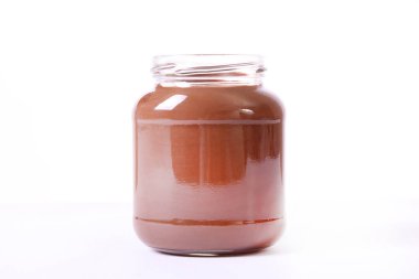 Beyaz üzerine izole edilmiş çikolata ezmesi