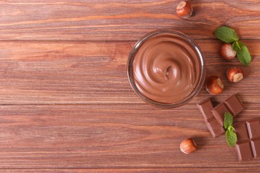 Masada çikolatalı krema var. Çikolata ezmesi, çikolata ezmesi.