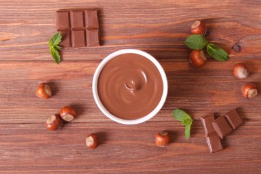 Masada çikolatalı krema var. Çikolata ezmesi, çikolata ezmesi.