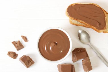 Masada çikolatalı krema var. Çikolata ezmesi, çikolata ezmesi.