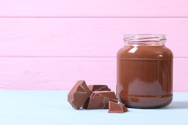 色のついたガラス瓶にチョコレートペースト チョコレートバター チョコレートソース — ストック写真