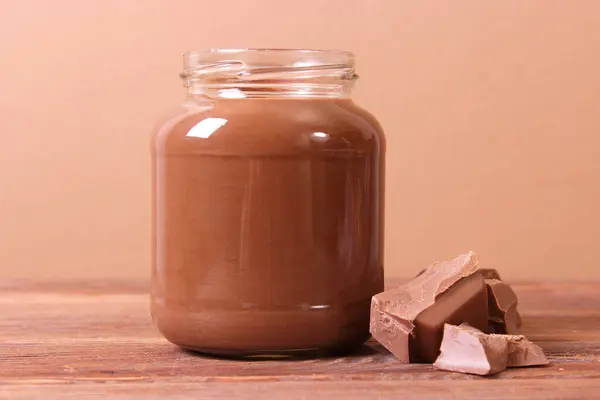 Шоколадная Паста Стеклянную Банку Цветном Фоне Шоколадное Масло Шоколадный Соус — стоковое фото
