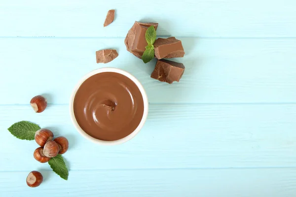 テーブルの上にチョコレートクリーム チョコレートバターチョコレートペースト — ストック写真