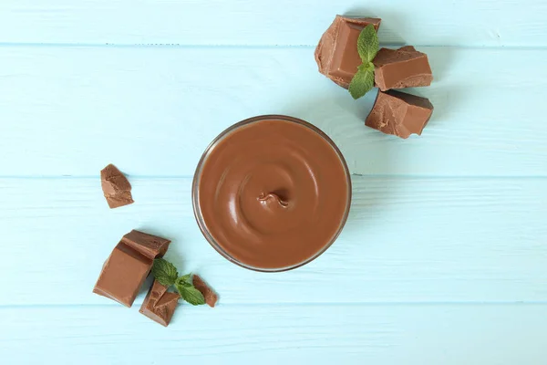 テーブルの上にチョコレートクリーム チョコレートバターチョコレートペースト — ストック写真