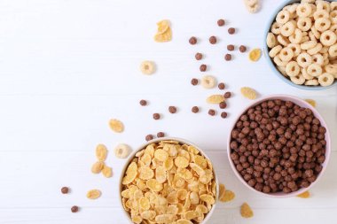 Renkli arka plan görünümlü farklı türde kahvaltı gevrekleri..