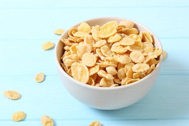 Renkli arka plan manzaralı bir tabakta kuru kahvaltı. gevrek