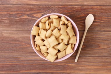 Renkli arka plan manzaralı bir tabakta kuru kahvaltı. gevrek