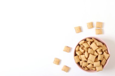 Renkli arka plan manzaralı bir tabakta kuru kahvaltı. gevrek