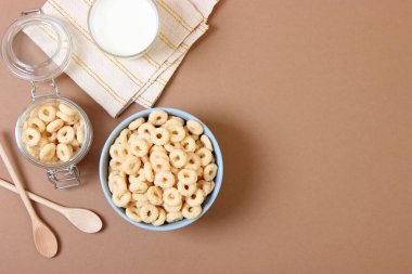 Renkli arka plan manzaralı bir tabakta kuru kahvaltı. gevrek