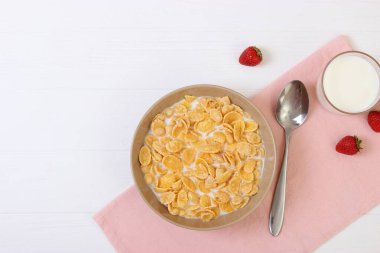 Masanın üstünde sütlü kuru kahvaltı..