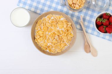 Masanın üstünde sütlü kuru kahvaltı..