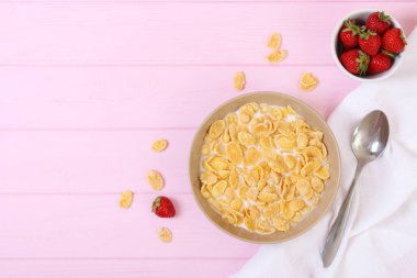 Masanın üstünde sütlü kuru kahvaltı..