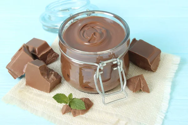 Chocoladepasta Een Glazen Pot Een Gekleurde Achtergrond Chocoladeboter Chocoladesaus — Stockfoto