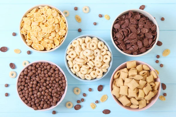 Diferentes Tipos Cereales Desayuno Una Vista Superior Fondo Color — Foto de Stock