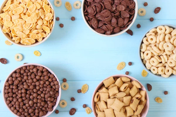 Diferentes Tipos Cereales Desayuno Una Vista Superior Fondo Color — Foto de Stock