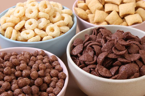 Diferentes Tipos Cereales Desayuno Una Vista Superior Fondo Color — Foto de Stock
