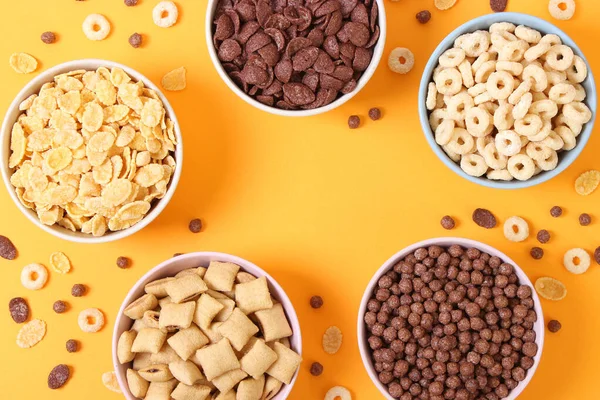 Verschiedene Arten Von Frühstückscerealien Auf Farbigem Hintergrund Von Oben — Stockfoto