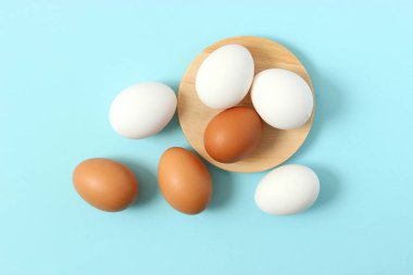 Renkli arka planda tavuk yumurtası. Çiftlik ürünleri, doğal yumurtalar..