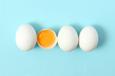 Renkli arka planda tavuk yumurtası. Çiftlik ürünleri, doğal yumurtalar..