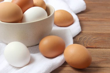 Tavuk yumurtaları masada. Çiftlik ürünleri, doğal yumurtalar..