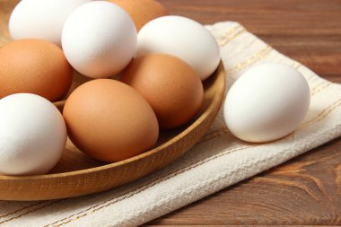 Tavuk yumurtaları masada. Çiftlik ürünleri, doğal yumurtalar..