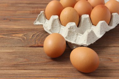 Tavuk yumurtaları masada. Çiftlik ürünleri, doğal yumurtalar..