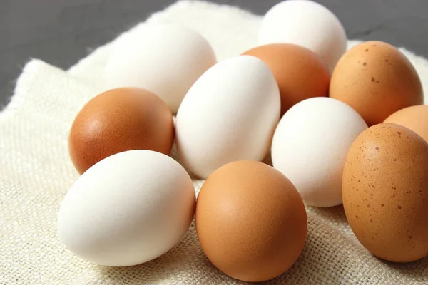 テーブルの上の鶏の卵 農作物 天然卵 — ストック写真